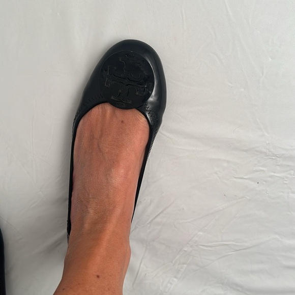 Tory Burch Reva black patent leather round medallion logo travel flat shoes - Picture 7 of 9